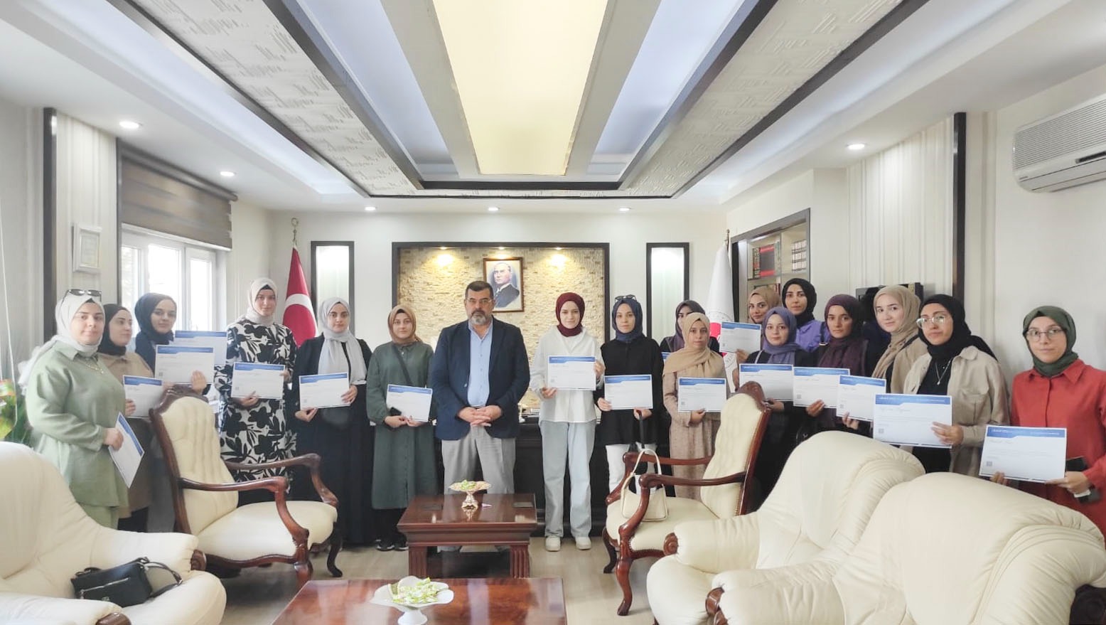 MÜFTÜLÜKTE STAJ PROGRAMINI TAMAMLAYAN ÖĞRENCİLERE KATILIM BELGELERİ VERİLDİ