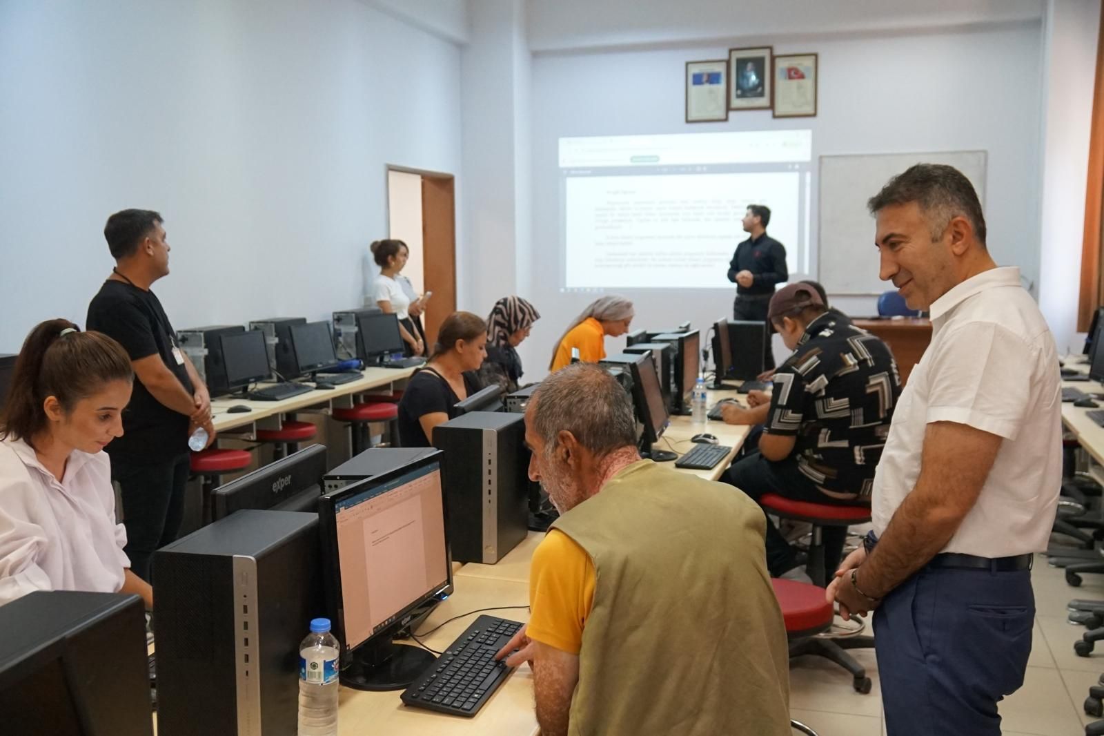 ÜNİVERSİTEDEN ENGELLİ BİREYLERE BİLGİSAYAR EĞİTİMİ