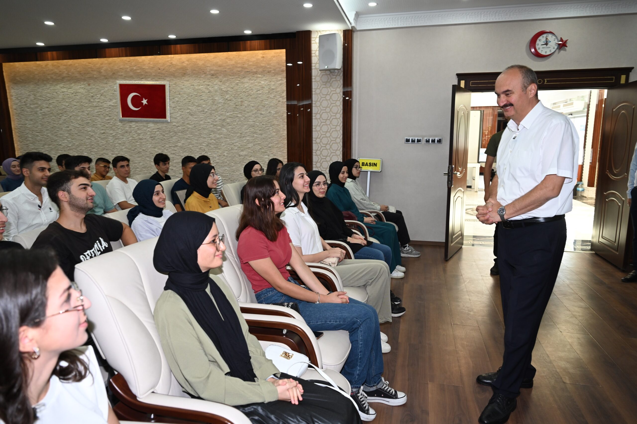 VALİ CANALP, YKS’DE İLK 10 BİNE GİREN ÖĞRENCİLERİ AĞIRLADI