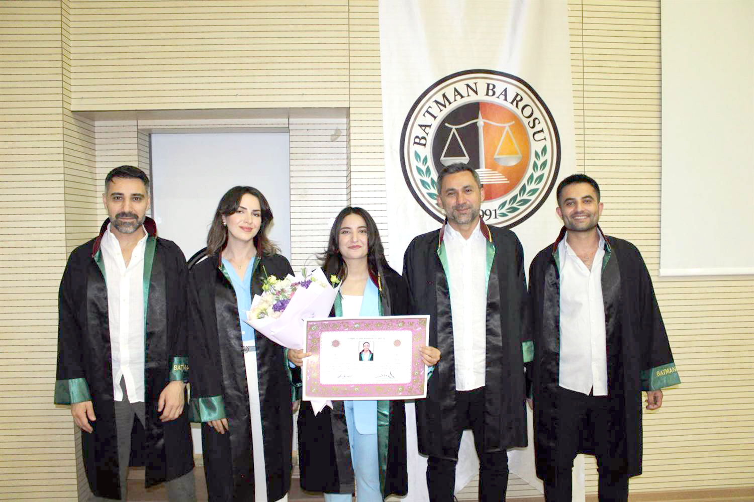 YEMİN EDEREK AVUKATLIK MESLEĞİNE BAŞLADI