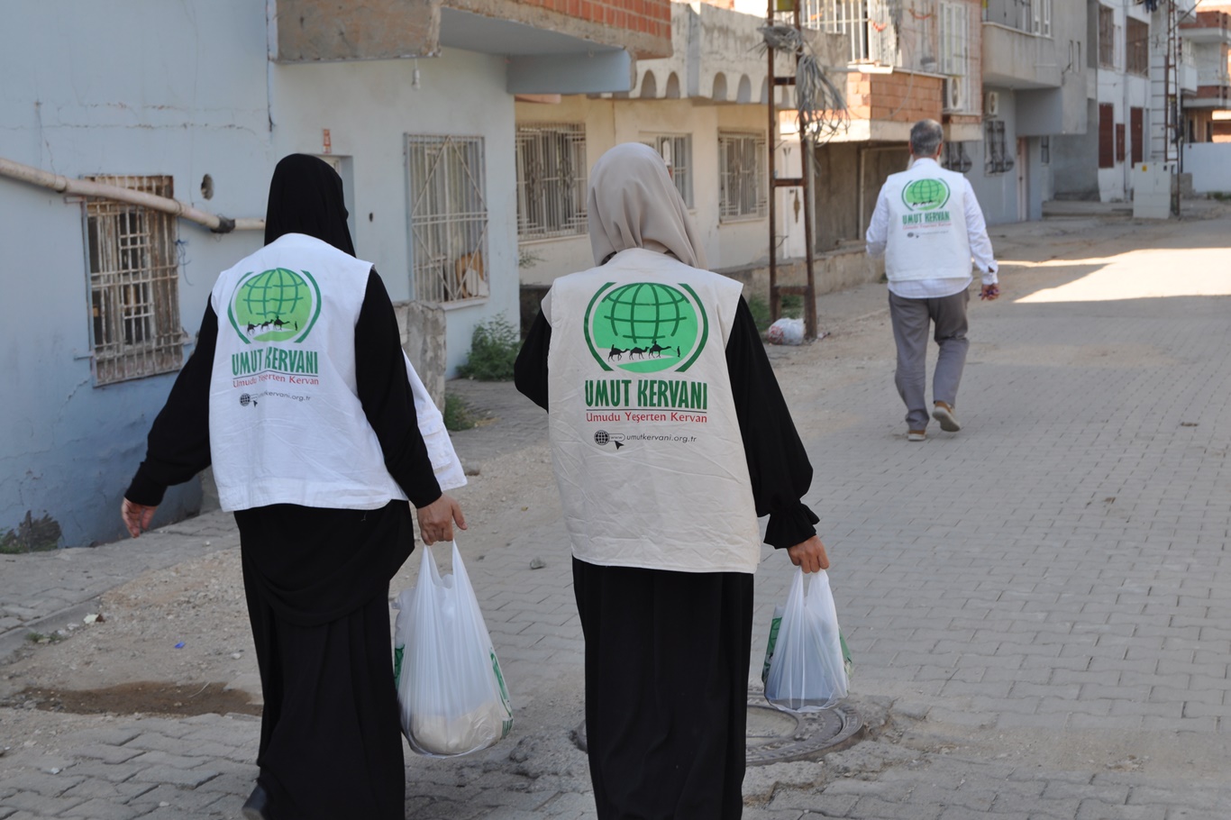 UMUT KERVANI, ONLARCA AİLEYE KIRMIZI ET VE GIDA PAKETİ ULAŞTIRDI