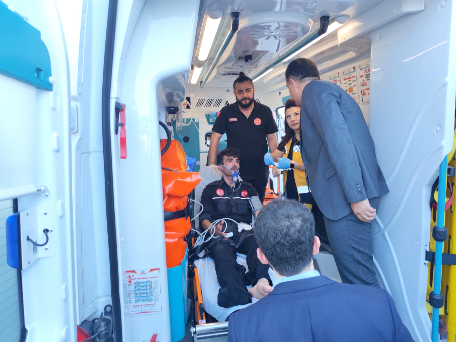 YANGINDA YARALANAN VATANDAŞLARA İL SAĞLIK MÜDÜRÜ MÜDAHALE ETTİ