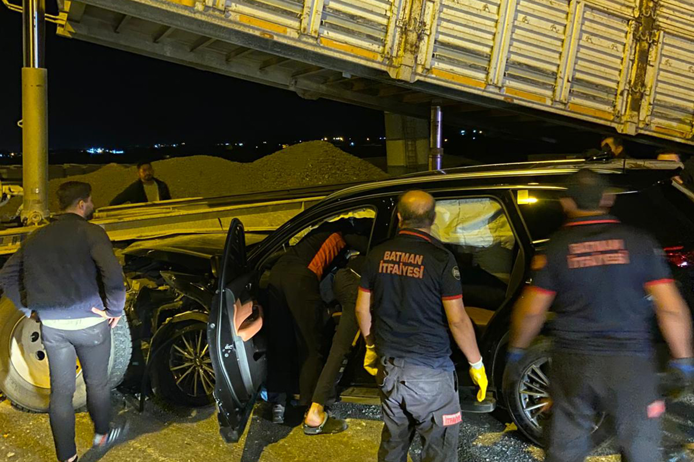 OTOMOBİL TIRIN ALTINA GİRDİ: 2 YARALI