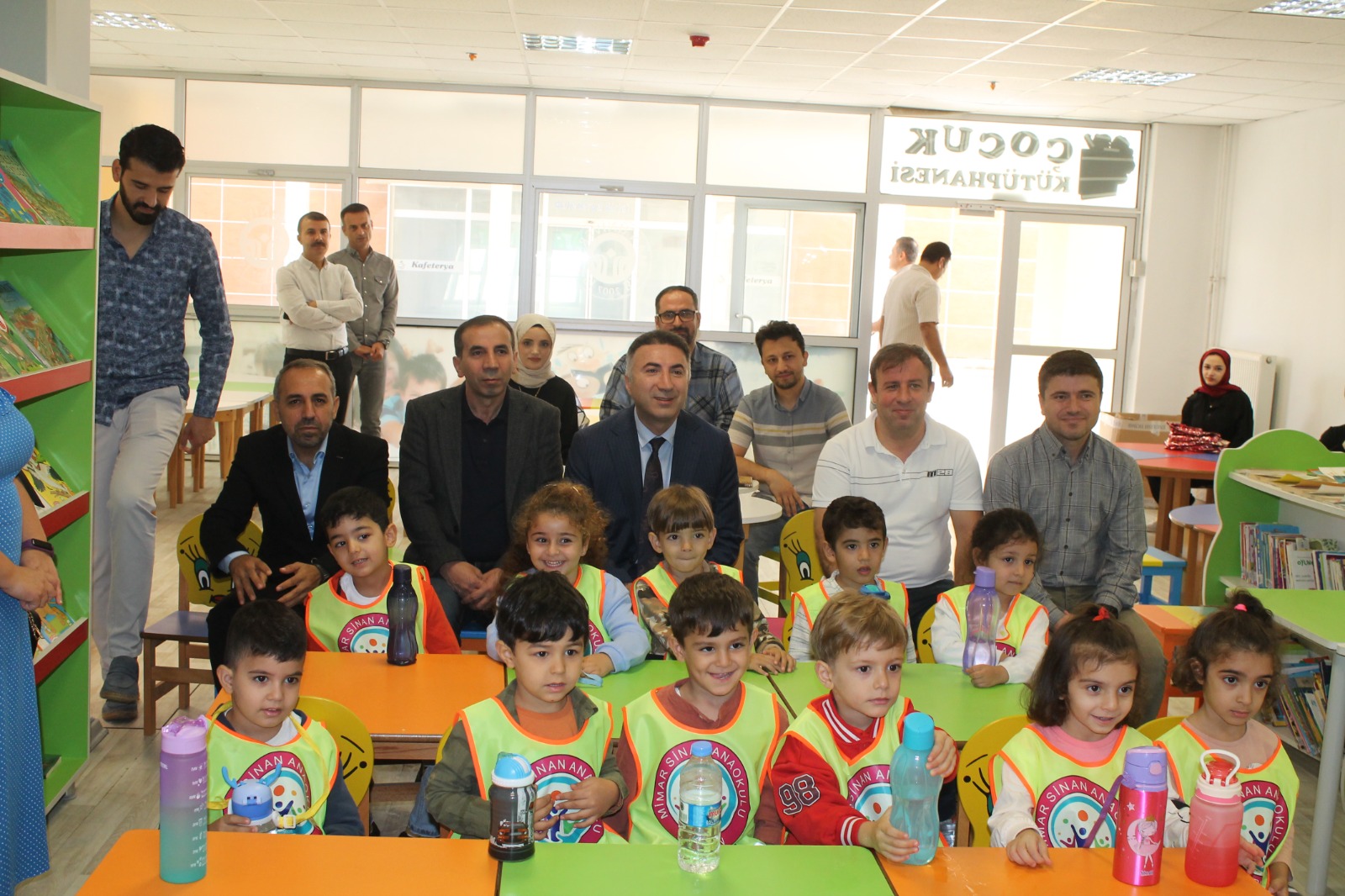 ANAOKULU ÖĞRENCİLERİ, ÜNİVERSİTEDE BULUNAN KÜTÜPHANEYİ ZİYARET ETTİ