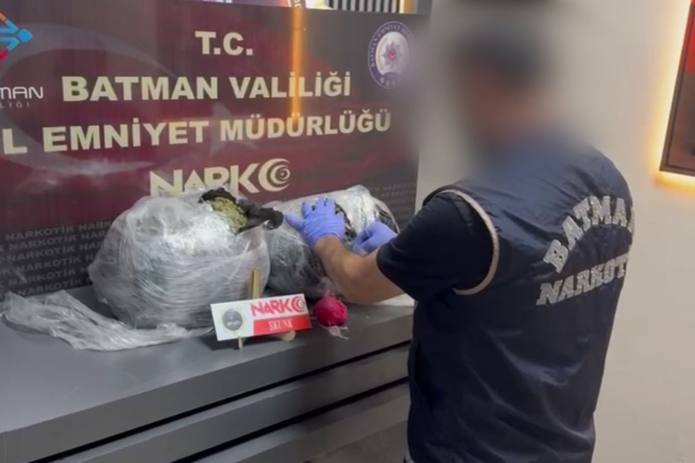 ARAÇTA UYUŞTURUCU ELE GEÇİRİLDİ, 2 KİŞİ TUTUKLANDI