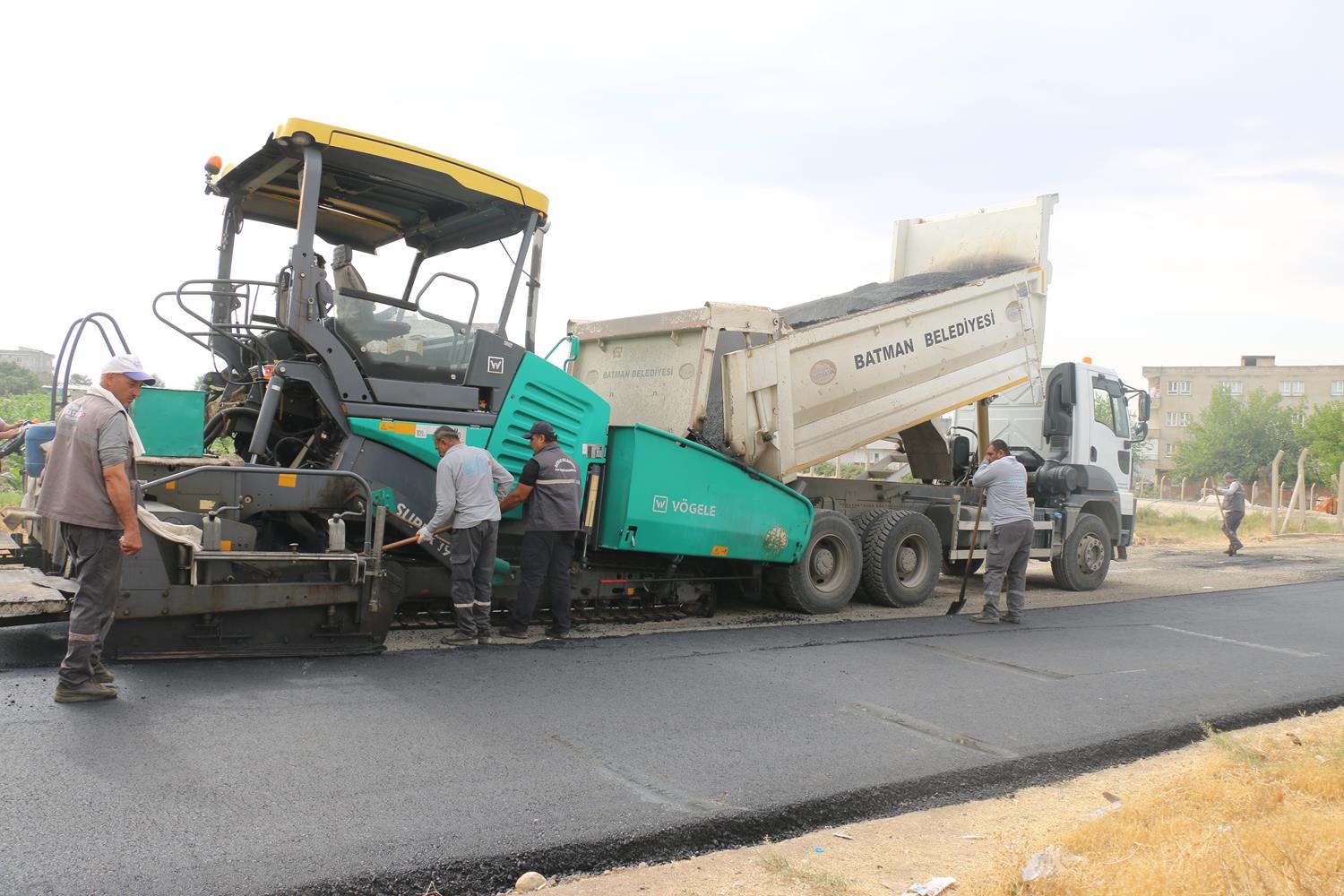 BELEDİYEDEN ÜÇ MAHALLEDE ASFALT ÇALIŞMASI