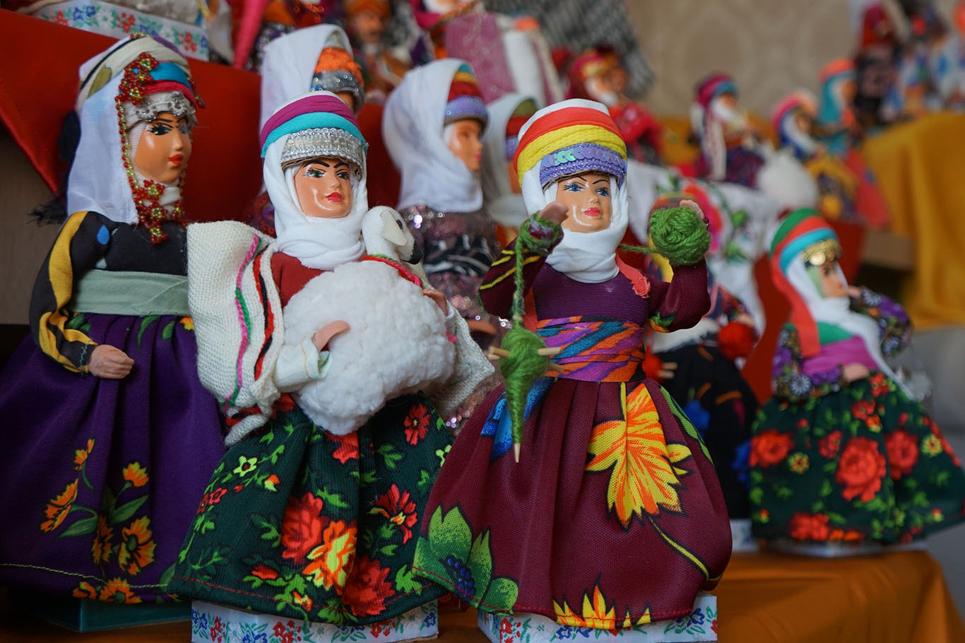 BEZ PARÇALARINDAN GİYSİLİ YÖRESEL BEBEKLER ÜRETİYOR