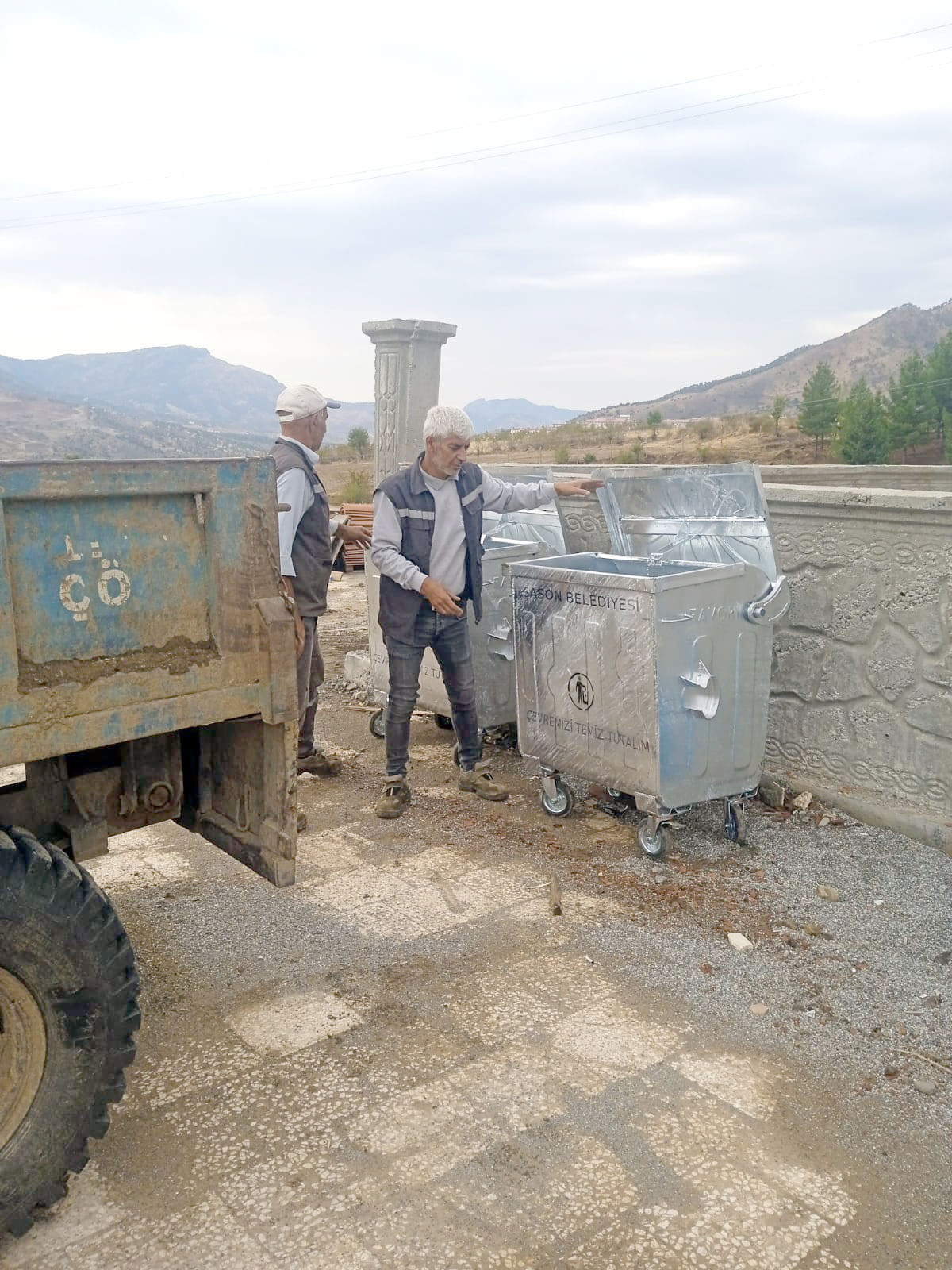 ESKİ ÇÖP KONTEYNERLERİ YENİLERİYLE DEĞİŞTİRİLİYOR