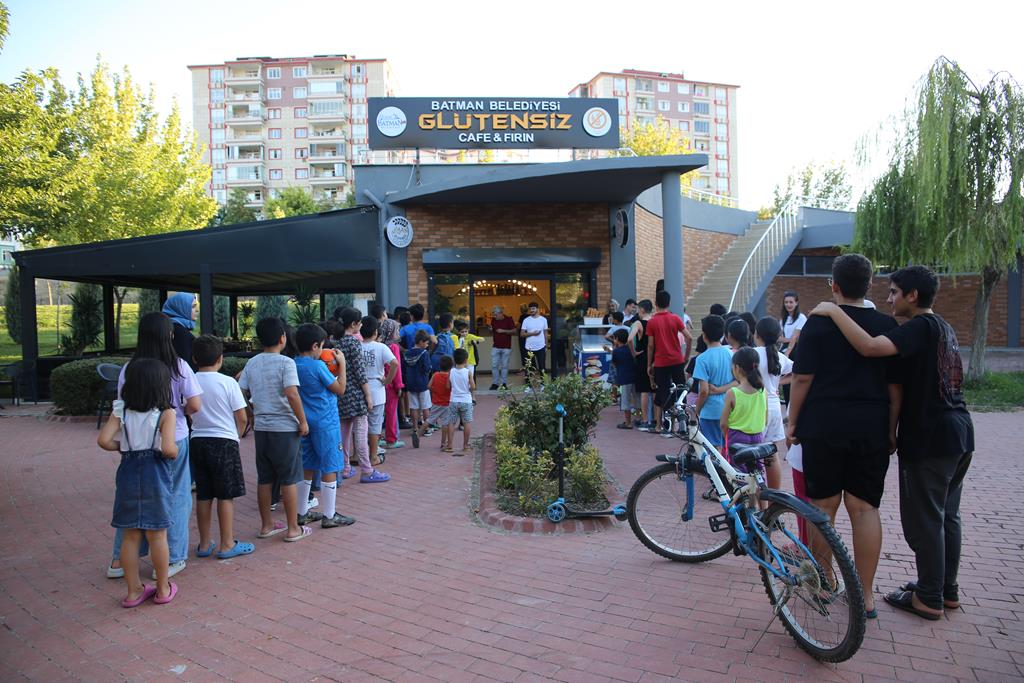 ÇÖLYAK HASTALARINA ÖZEL GLÜTENSİZ DONDURMA ŞENLİĞİ DÜZENLENDİ