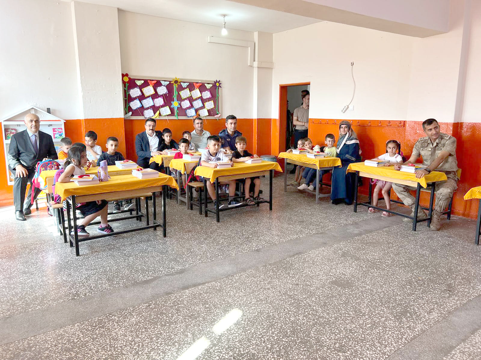 KAYMAKAM, ÖĞRENCİLERİN SEVİNCİNE ORTAK OLDU