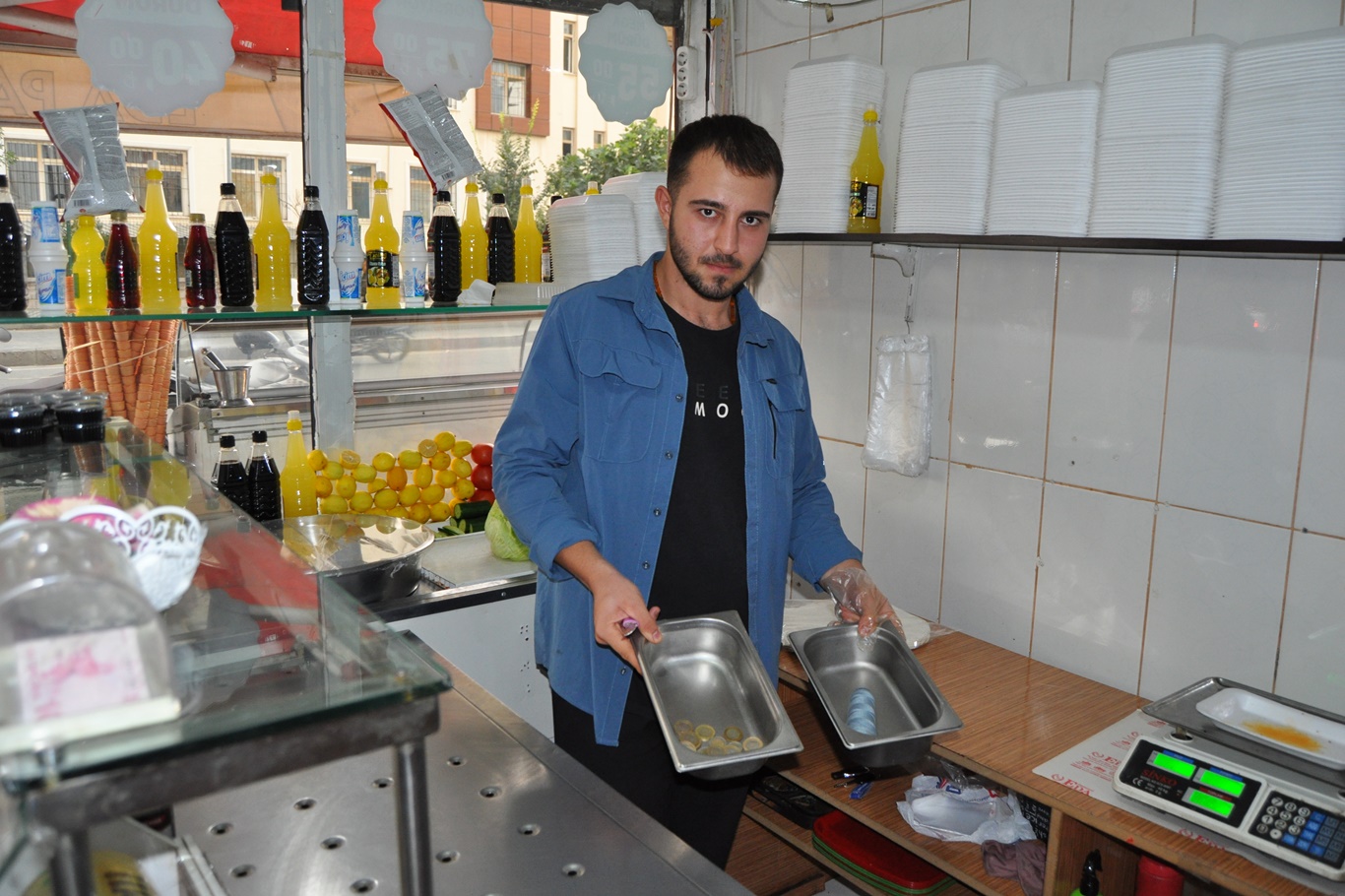 KÜÇÜK ÇOCUĞUN HIRSIZLIK YAPMASI İŞYERİ SAHİBİNİ ÜZDÜ