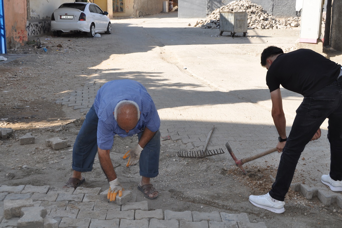 MAHALLE SAKİNLERİ KENDİ İMKÂNLARIYLA BOZUK YOLLARINI ONARIYOR