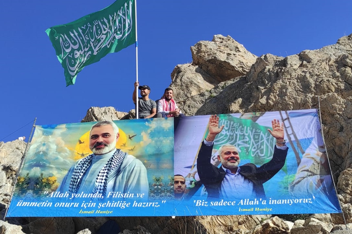 MERETO DAĞI’NA ŞEHİD İSMAİL HENİYYE POSTERİ ASILDI