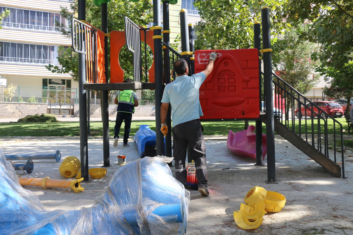 PARKLARDA ÇOCUK OYUN GRUPLARI YENİLENİYOR
