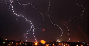 ŞİDDETLİ YILDIRIMLAR GECEYİ AYDINLATTI, KORKU DOLU ANLAR YAŞANDI