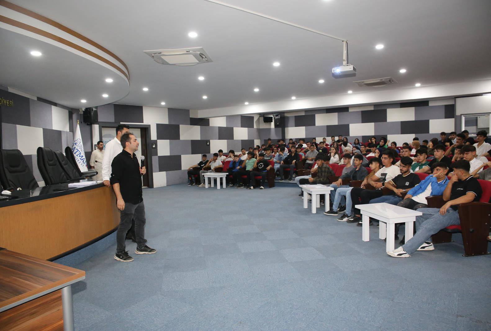 STAJYERLERE İŞ SAĞLIĞI VE GÜVENLİĞİ EĞİTİMİ VERİLDİ