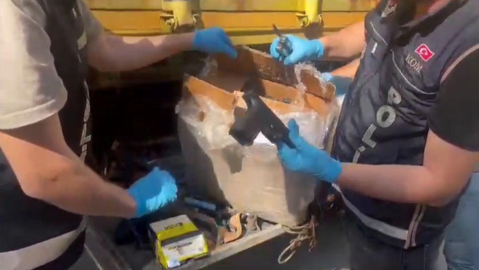 TIRDA YÜKLÜ MİKTARDA SİLAH ELE GEÇİRİLDİ