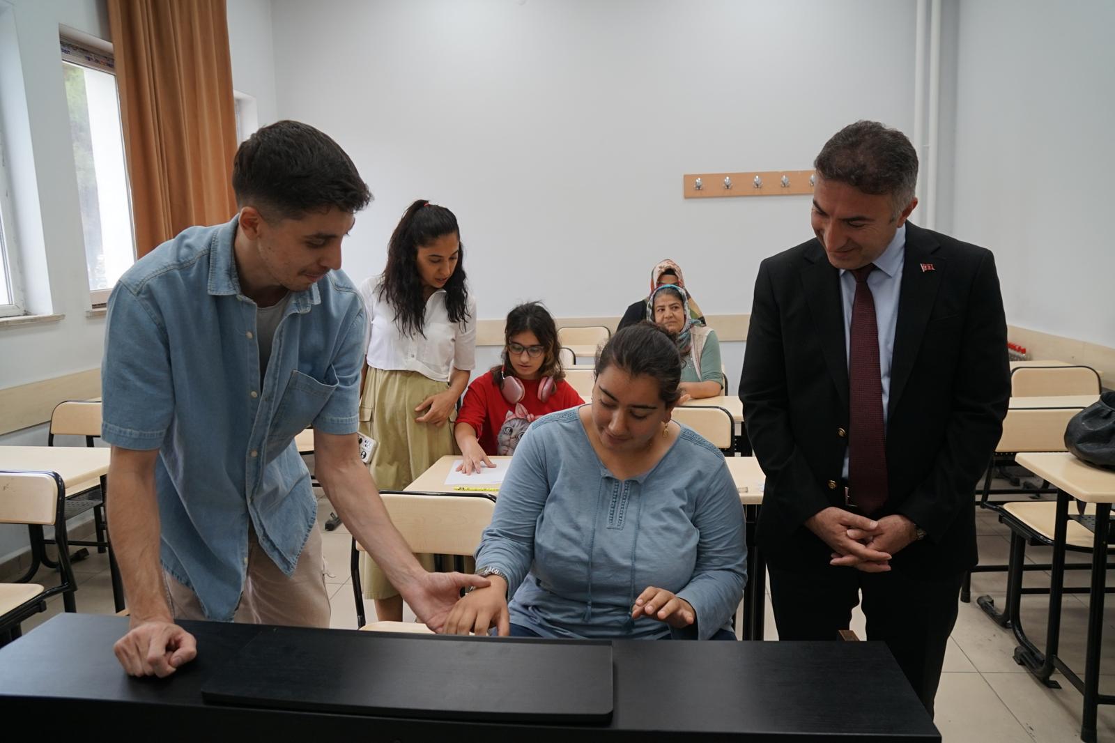 ÜNİVERSİTEDEN ENGELSİZ BİREYLERE PİYANO EĞİTİMİ