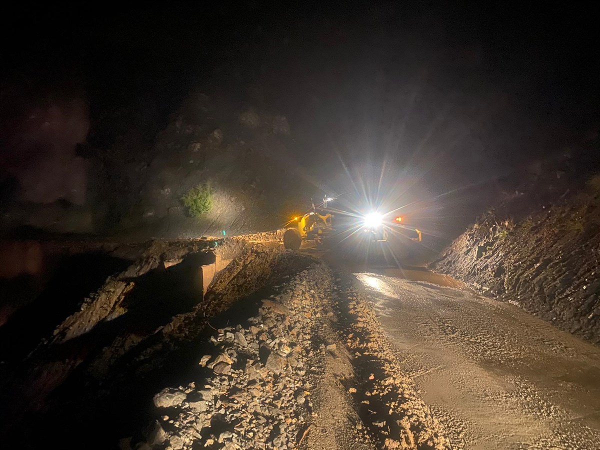 YOĞUN YAĞIŞLAR SONRASI SASON VE BEŞİRİ’DEKİ HEYELANLAR TEMİZLENDİ