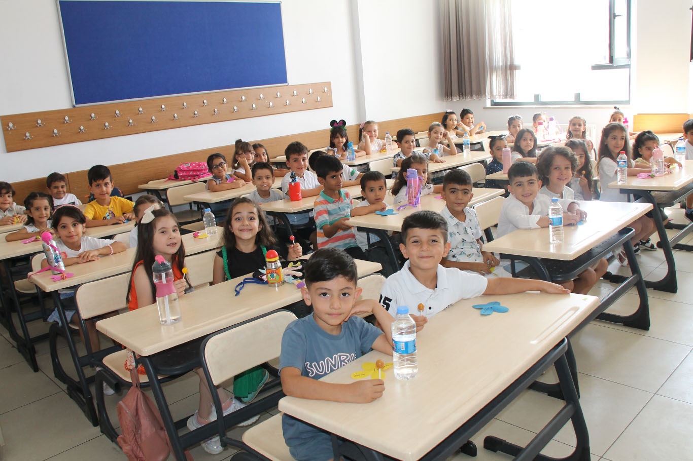 OKULLAR AÇILDI, 20 MİLYONDAN FAZLA ÖĞRENCİ İÇİN İLK DERS ZİLİ ÇALDI