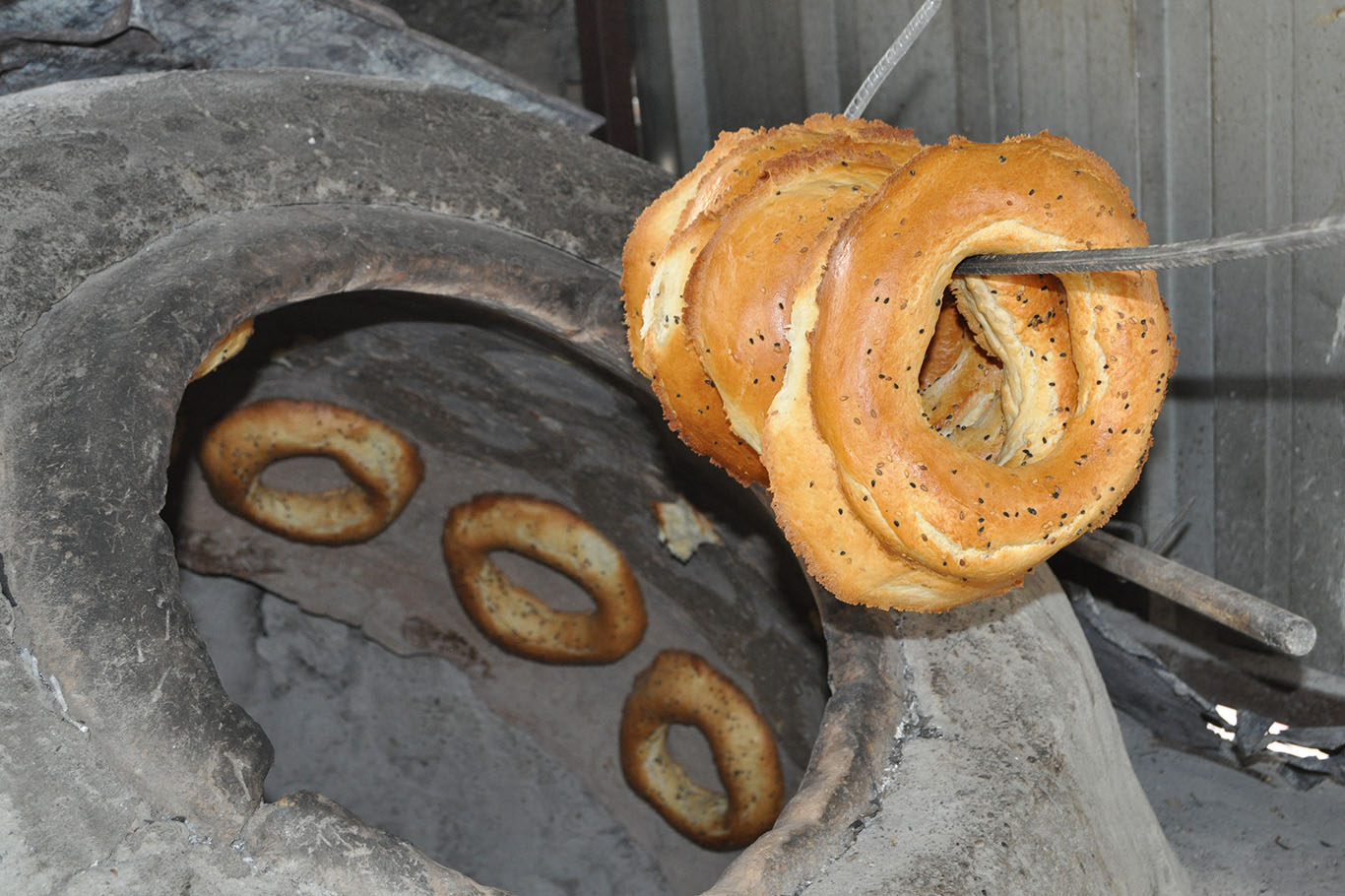 ASIRLARDIR SÜREN TANDIRDA EKMEK PİŞİRME GELENEĞİ YAŞATILMAYA DEVAM EDİYOR