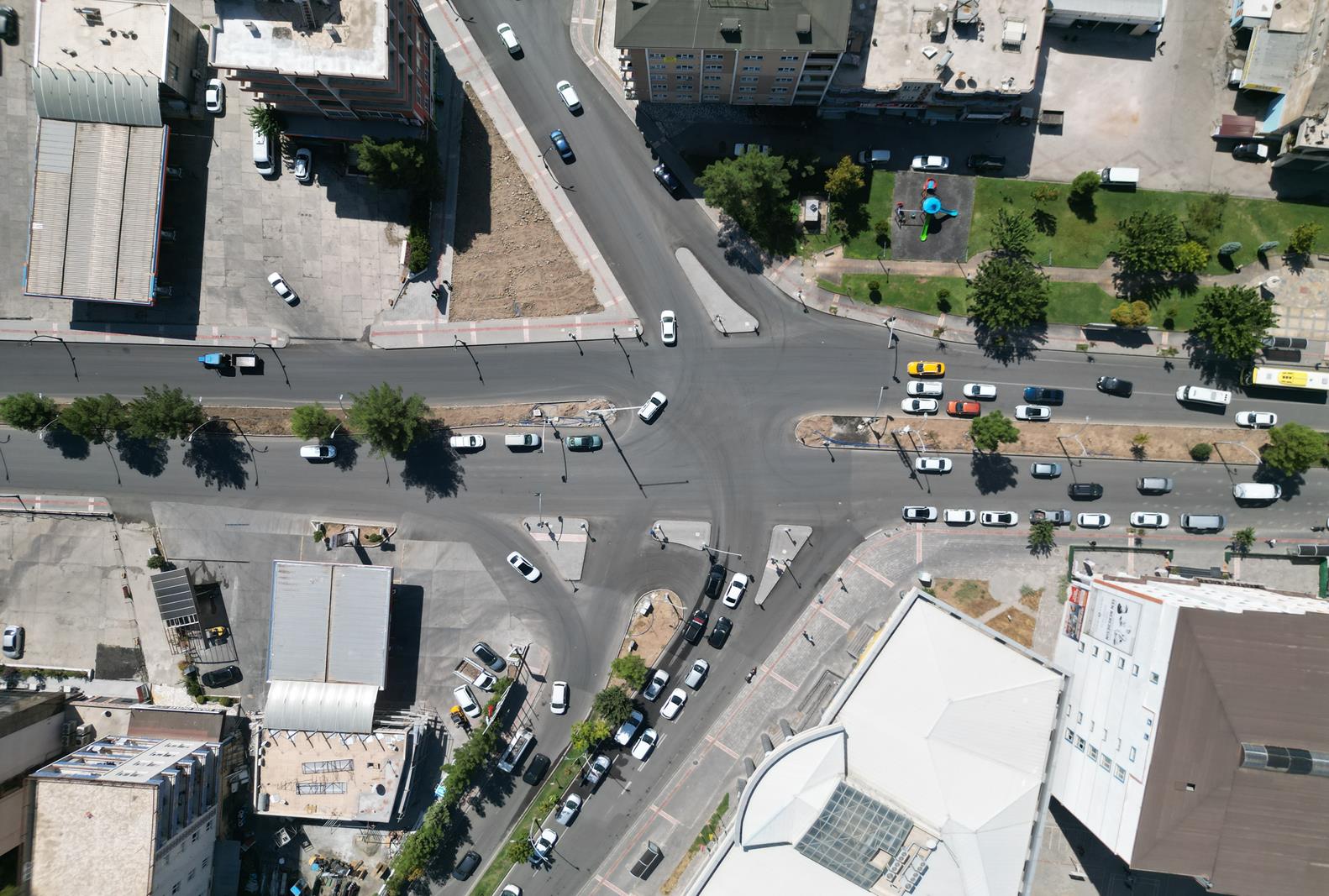 BELEDİYE, ÜÇ KAVŞAKTA TRAFİĞİ DRONLARLA YÖNETİYOR