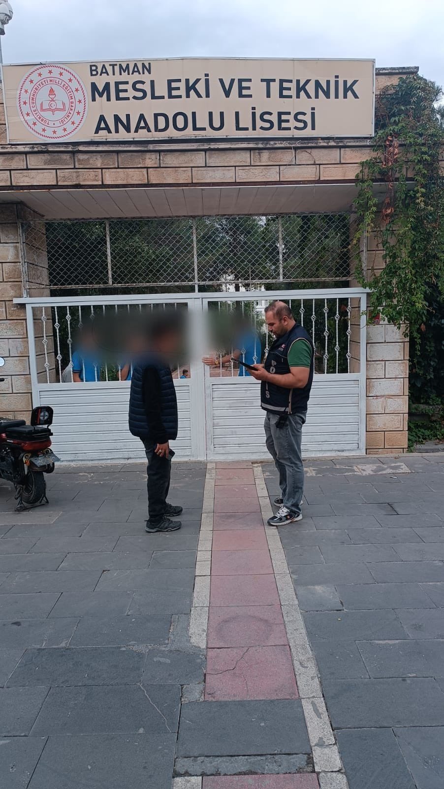 OKUL ÇEVRELERİNDE GÜVENLİK ÖNLEMLERİ SIKILAŞTIRILDI