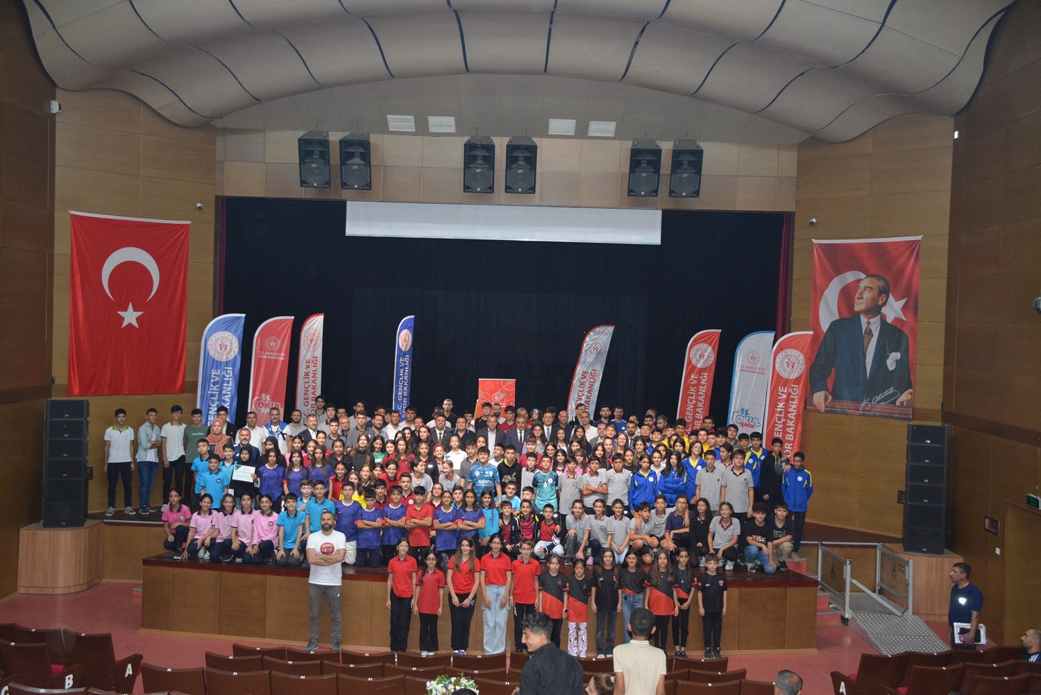 200 OKULA MALZEME YARDIMI