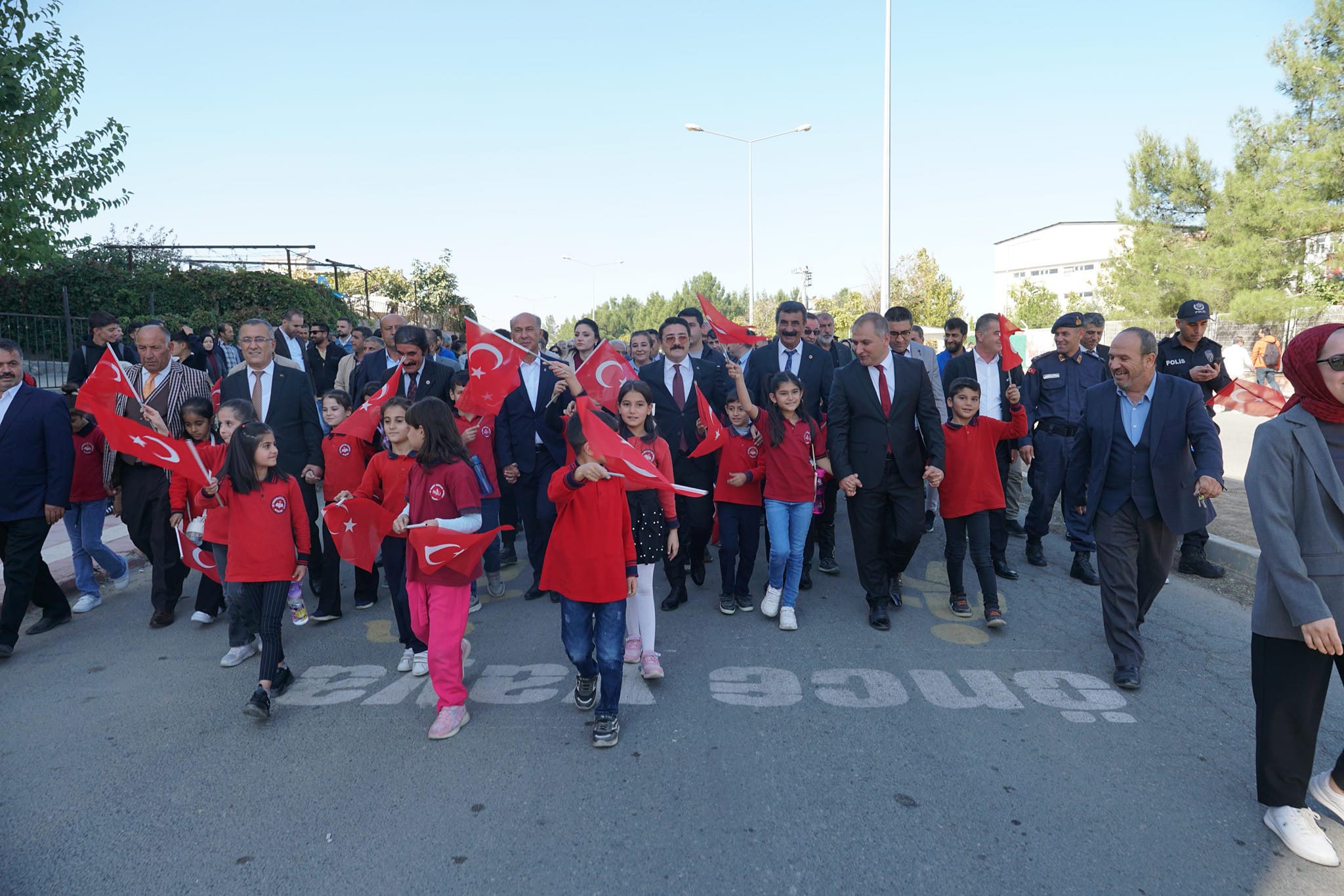 BEŞİRİ’DE CUMHURİYET YÜRÜYÜŞÜ COŞKUYLA GERÇEKLEŞTİ