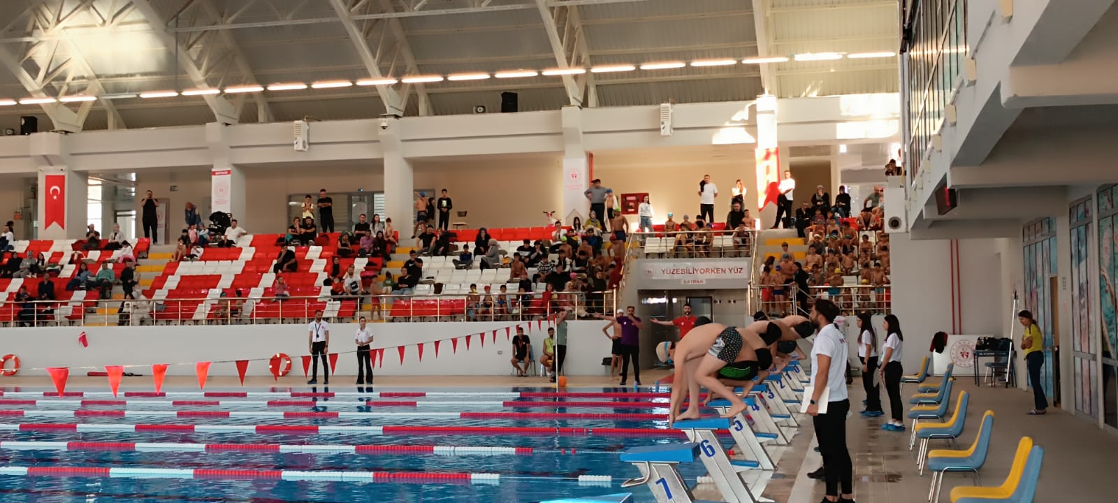 CUMHURİYET BAYRAMI İÇİN YÜZME YARIŞMASI DÜZENLENDİ