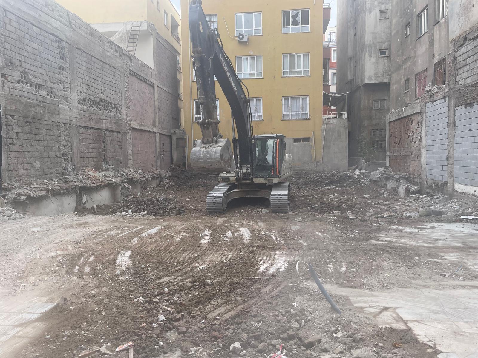 GÜLİSTAN CADDESİ’NDEKİ RİSKLİ BİNA YIKILDI