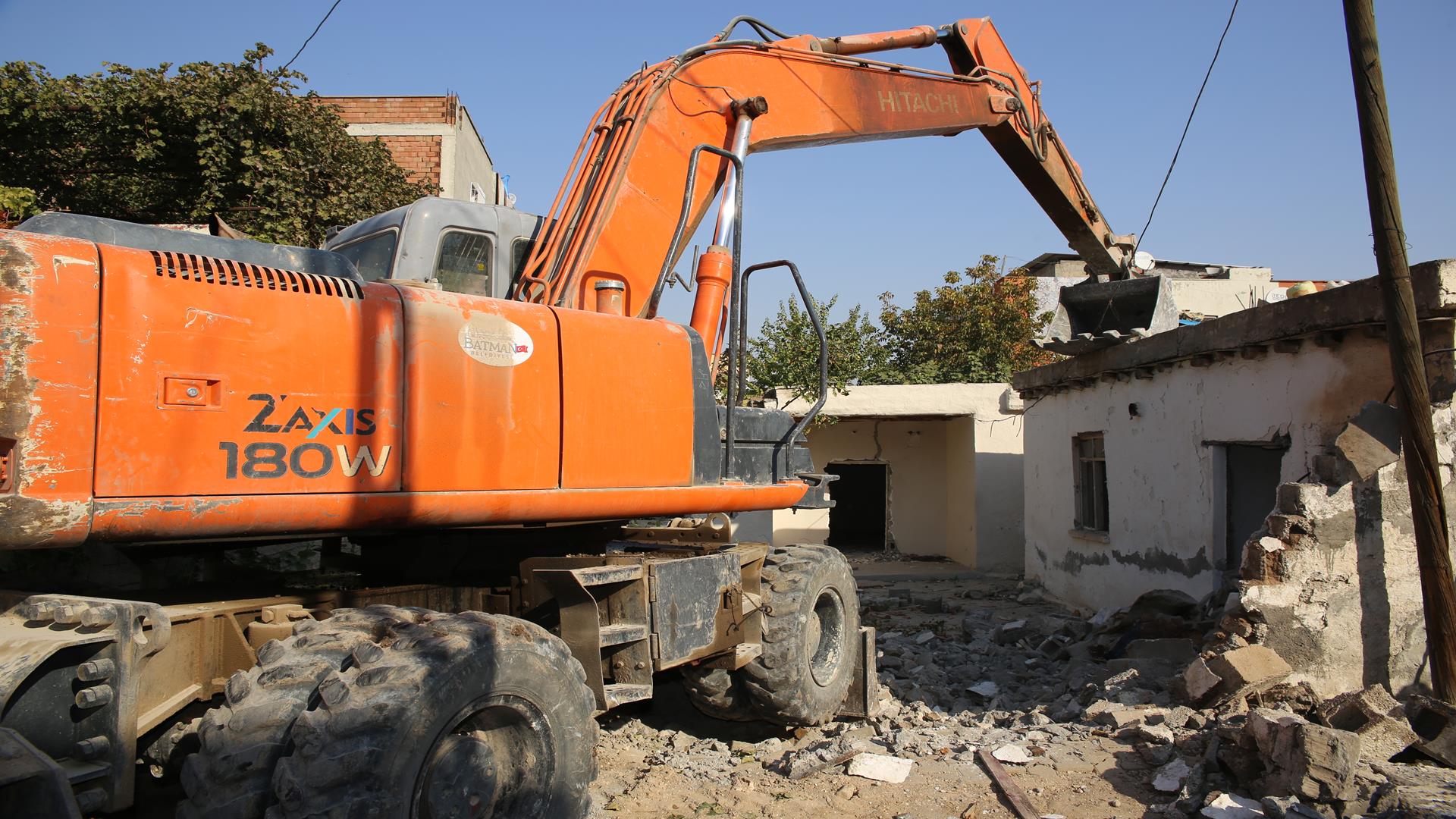 HUZUR’DA METRUK YAPILARA KONTROLLÜ YIKIM