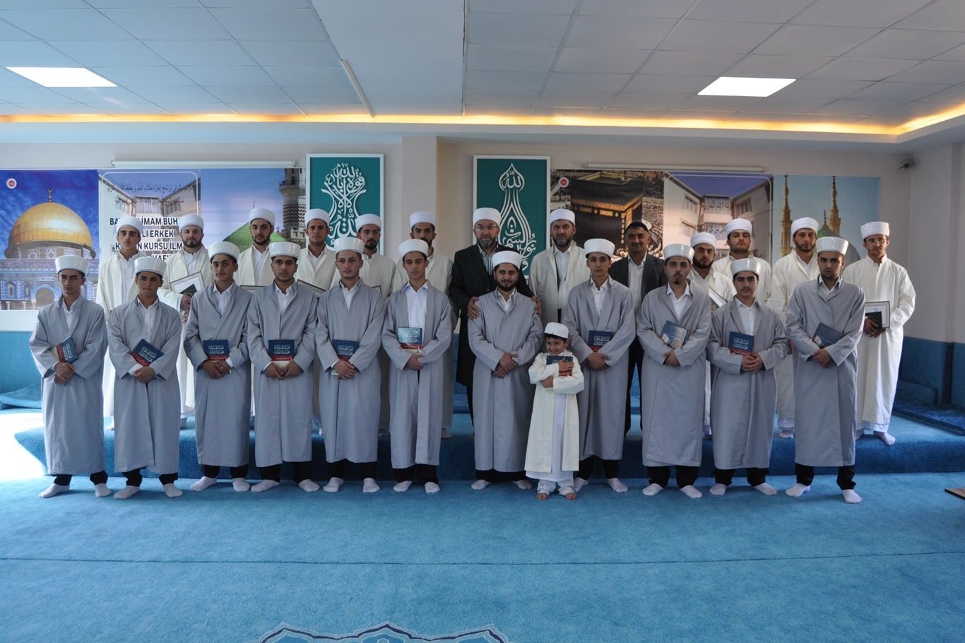 İLMİ EĞİTİMLERİNİ TAMAMLAYAN 22 TALEBE İCAZETİNİ ALDI