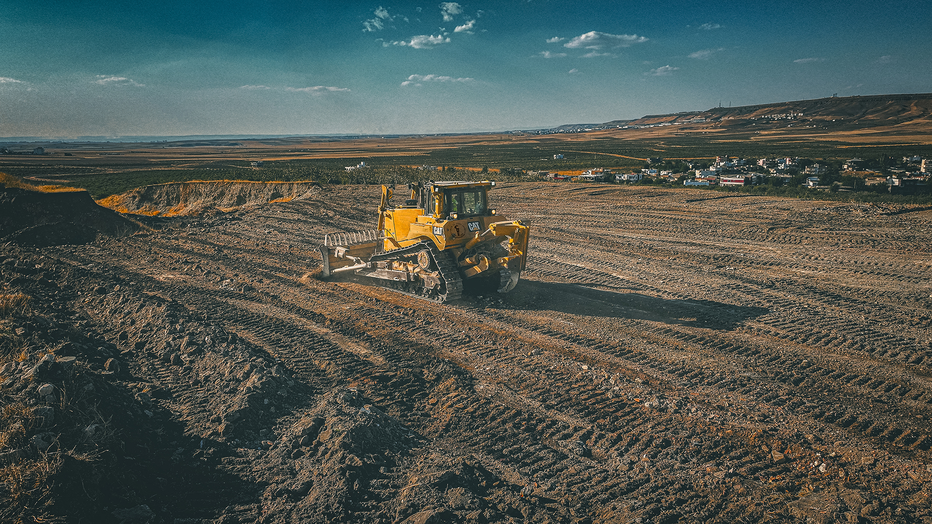 KÖYLERDE GENÇLER İÇİN SPOR SAHASI YAPIMI BAŞLADI