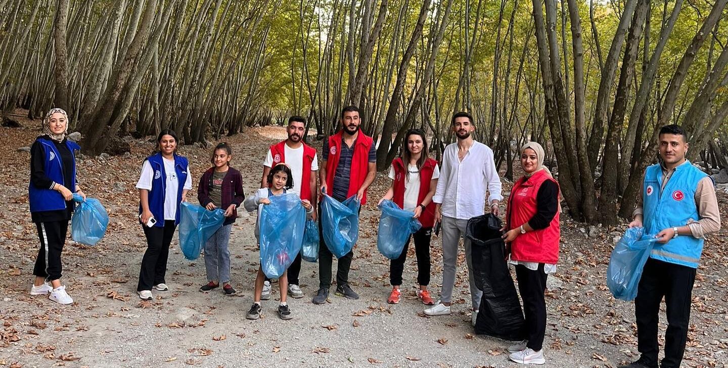 KOZLUK’TA GENÇLERDEN ÇEVRE TEMİZLİĞİ ETKİNLİĞİ