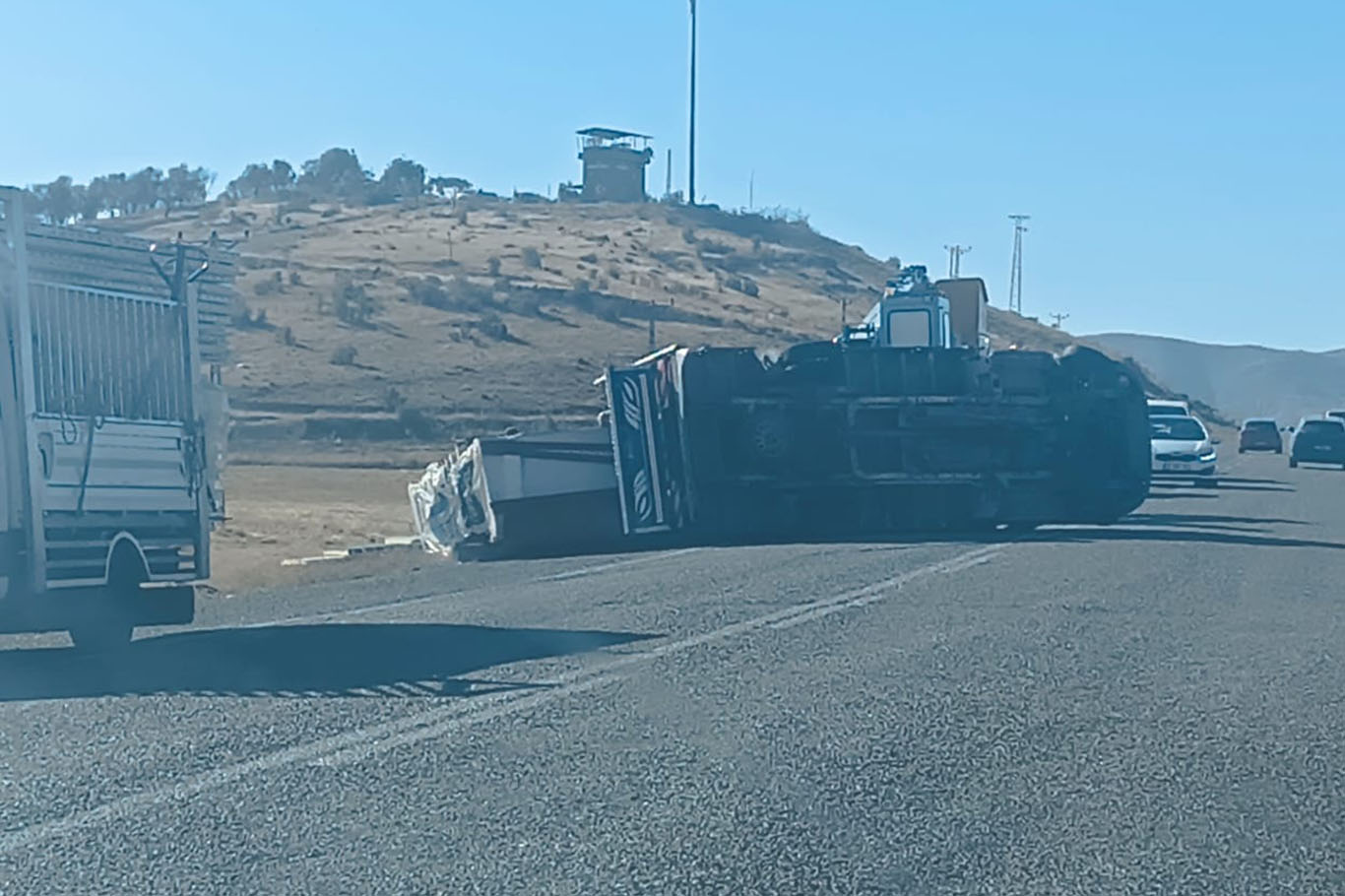 MALZEME YÜKLÜ KAMYONET DEVRİLDİ