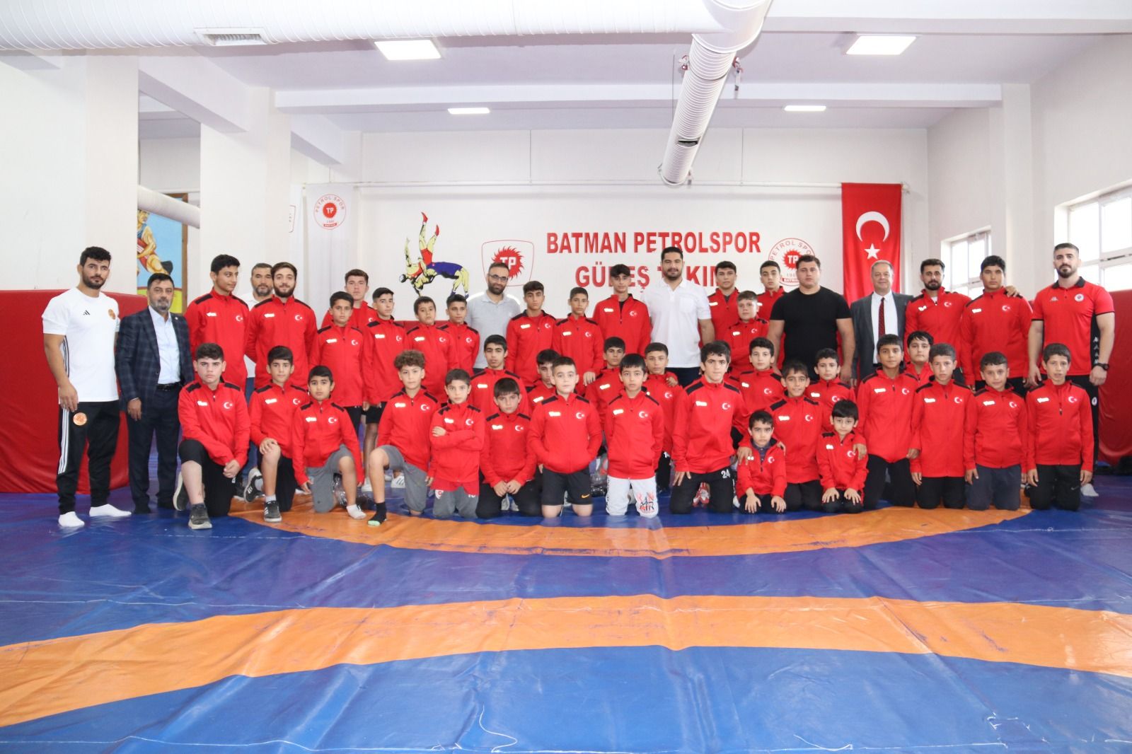 OLİMPİYAT ŞAMPİYONLARI PETROLSPOR’U ZİYARET ETTİ