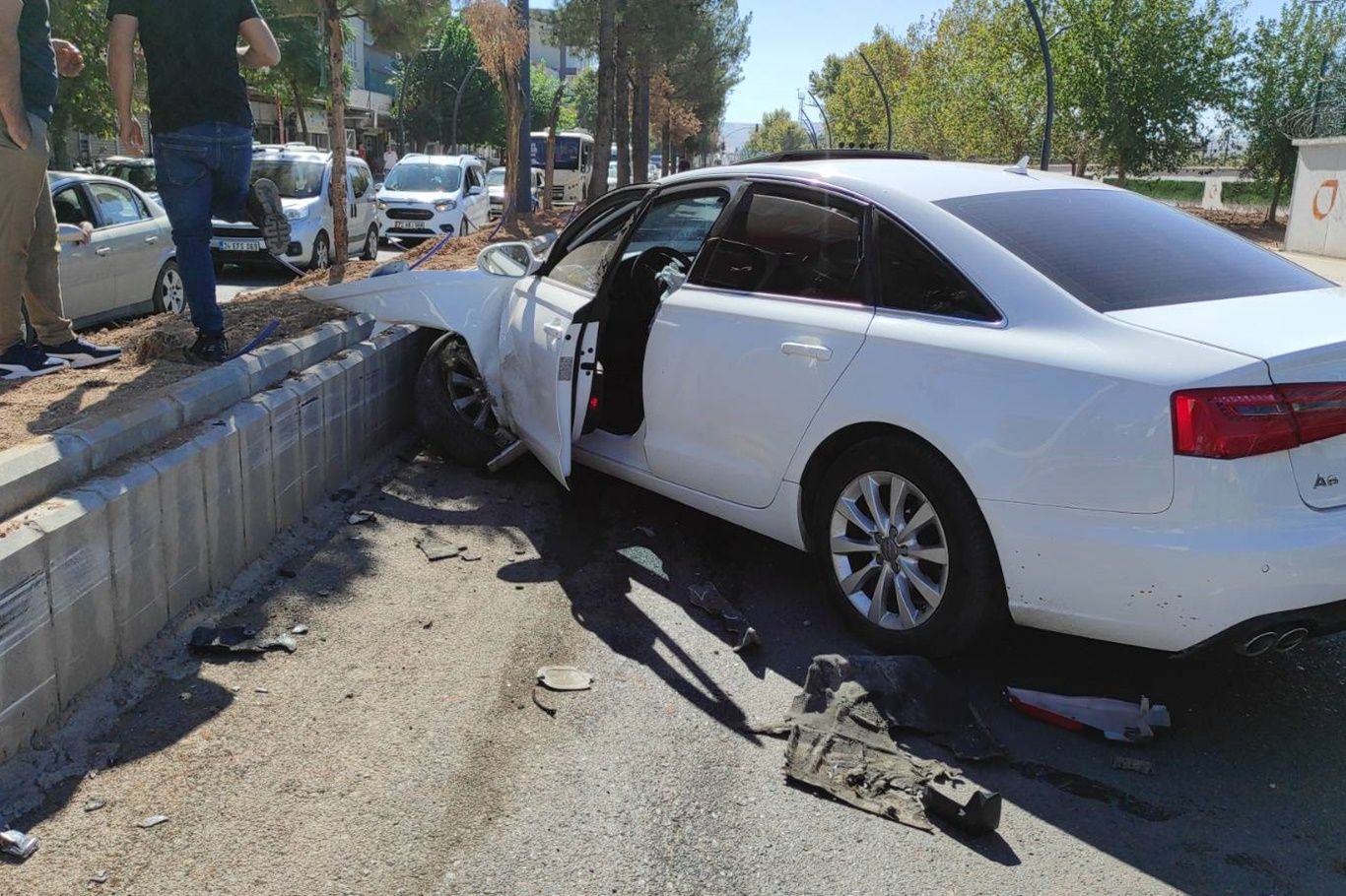 OTOMOBİL İLE MOTOSİKLET ÇARPIŞTI: İKİ YARALI