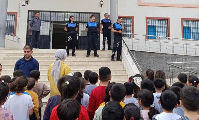 POLİSLER MİNİK ÖĞRENCİLERE MESLEKLERİNİ TANITTI