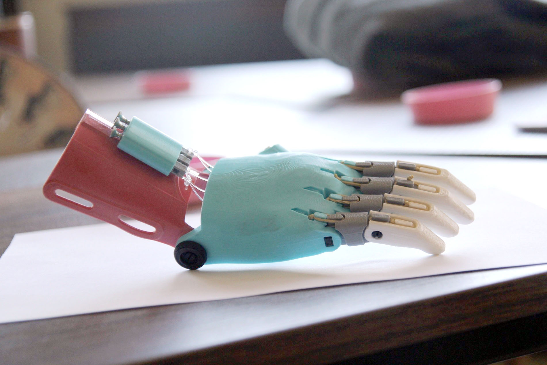 TUTKAL VE MİSİNADAN PROTEZ EL