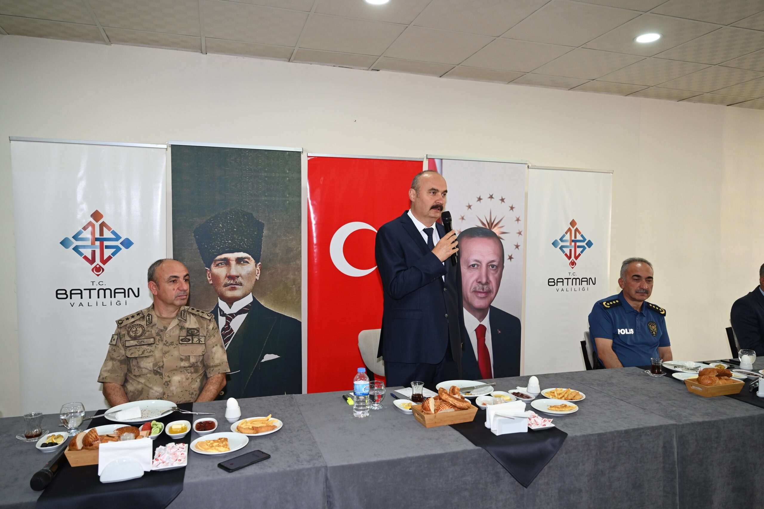 VALİ CANALP, UYUŞTURUCU İLE MÜCADELE EKİBİNİ KAHVALTIDA AĞIRLADI