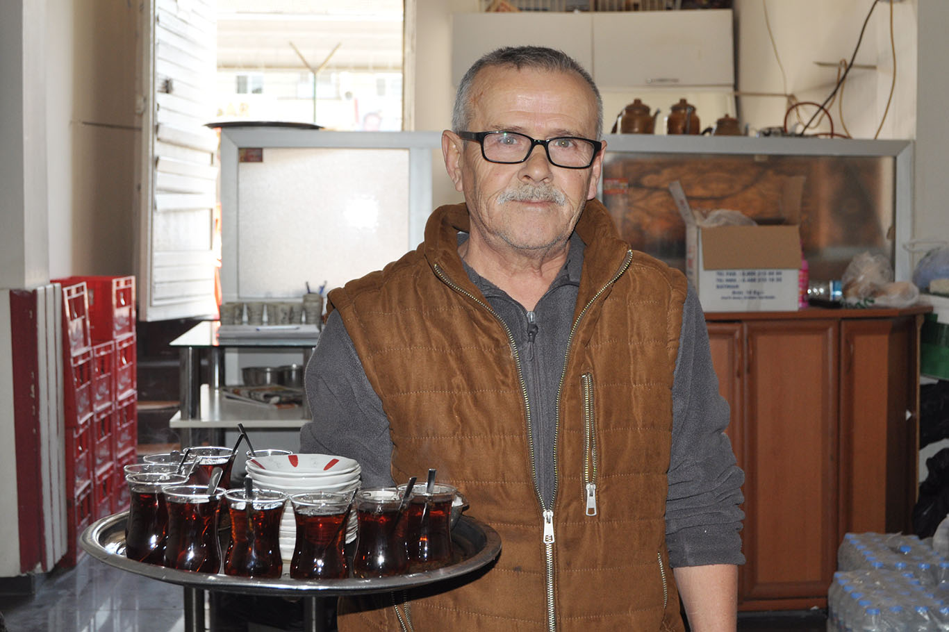 YARIM ASIRDIR ÇAY DAĞITIYOR