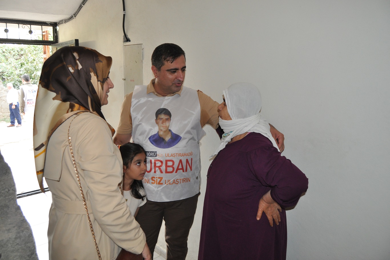 YASİN BÖRÜ ANISINA KURBAN ETİ DAĞITILDI