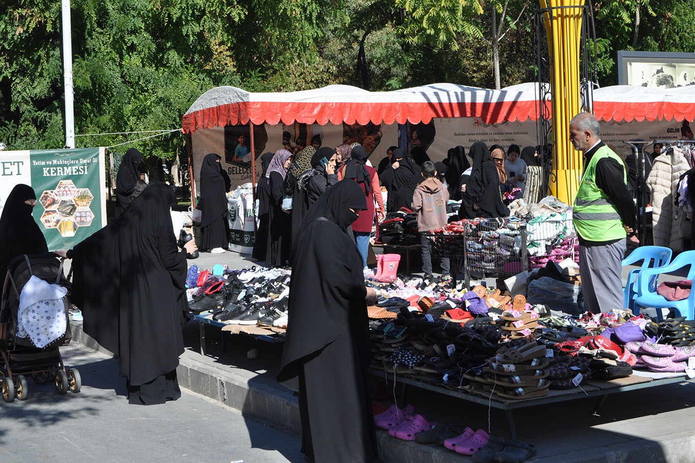 YETİM VE MUHTAÇLAR YARARINA KERMES DÜZENLENDİ