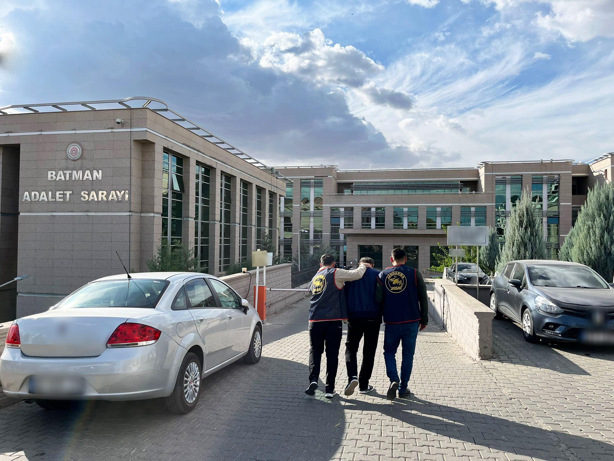 ÇOK SAYIDA SUÇTAN ARANAN 2 KİŞİ YAKALANDI