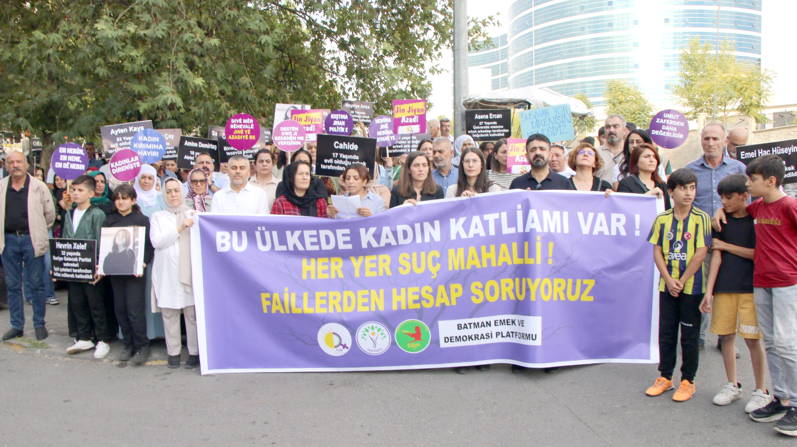 KADIN CİNAYETLERİ YÜRÜYÜŞLE PROTESTO EDİLDİ