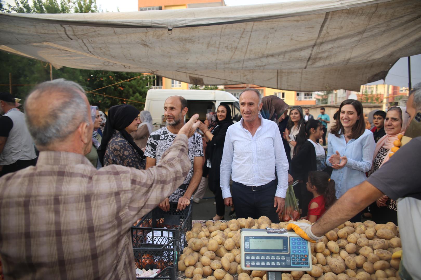 EŞBAŞKANLAR PAZARDA HALKLA BULUŞTU