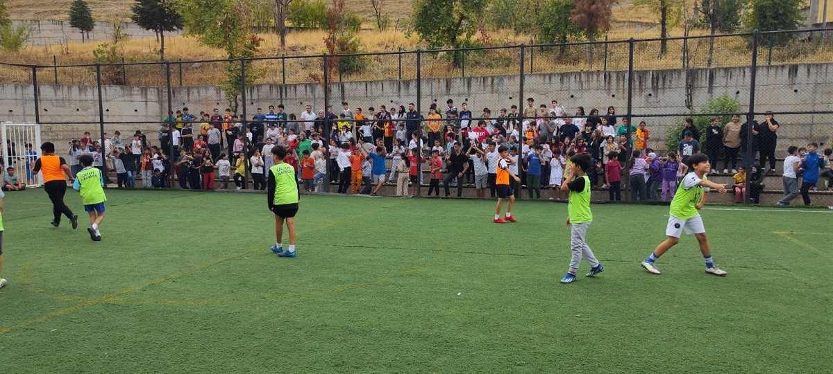 19 Mayıs Halıları, Gültepe Ortaokulunda Mini Halı Sahaya Dönüştü