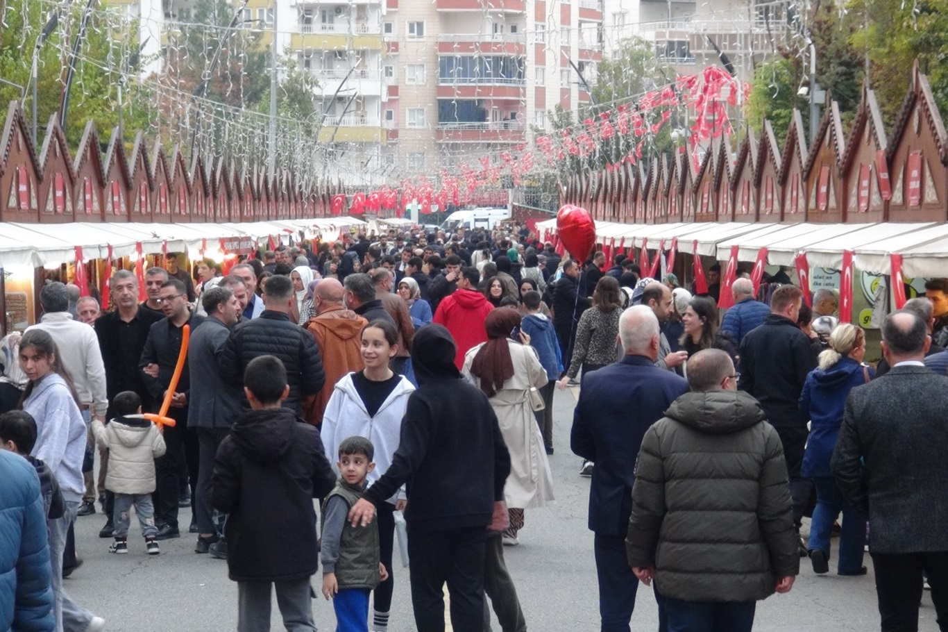 İLK İKİ GÜNÜNDE 104.877 KİŞİ ZİYARET ETTİ