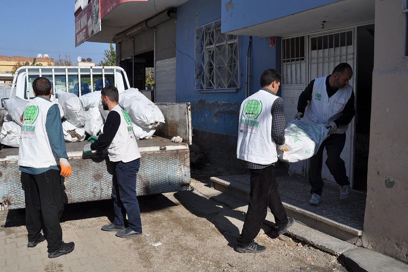 UMUT KERVANI’NDAN İHTİYAÇ SAHİBİ AİLEYE YAKACAK YARDIMI